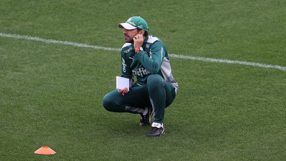 Abel Ferreira durante treino do Palmeiras na Academia de Futebol — Foto: Cesar Greco