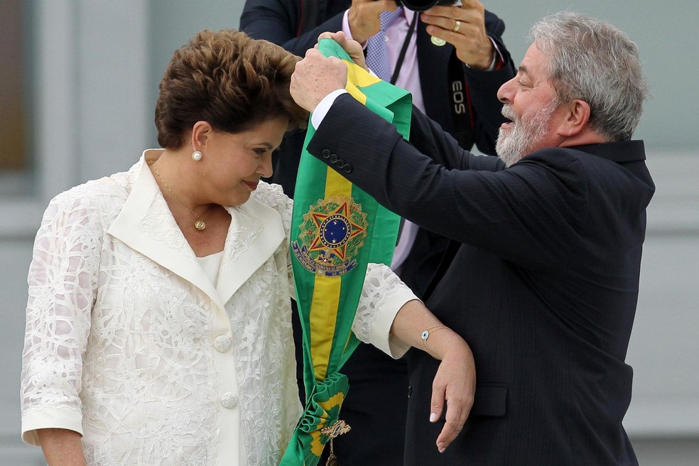 Lula entrega faixa presidencial na posse de Dilma em janeiro de 2011 — Foto: Célio Júnior/Estadão Conteúdo