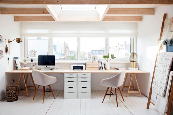 É possível decorar o home office duplo sem usar os mesmos elementos nos dois lados, basta utilizar a criatividade e o bom senso (Foto: Pinterest / Reprodução)