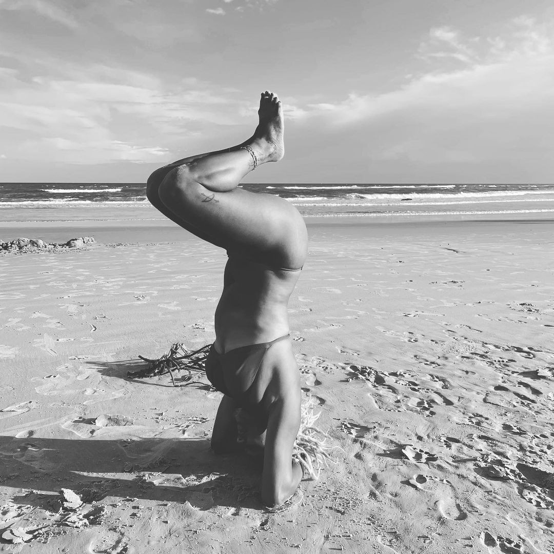 Jéssica Ellen compartilha clique de yoga matinal e fãs elogiam: Deusa (Foto: Reprodução / Instagram)