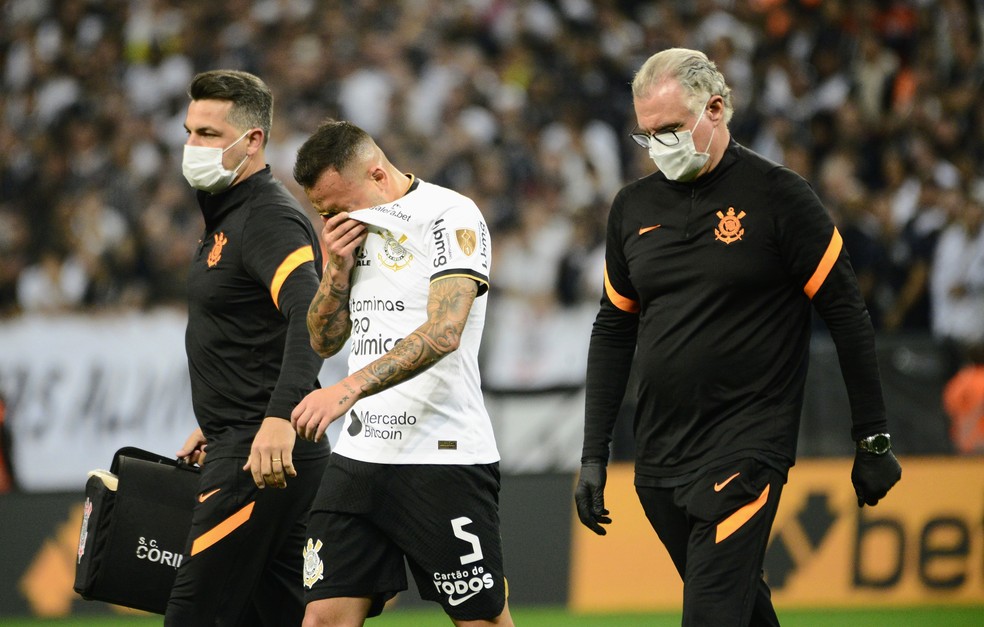 Maycon deixa o campo lesionado em Corinthians x Flamengo — Foto: Marcos Ribolli