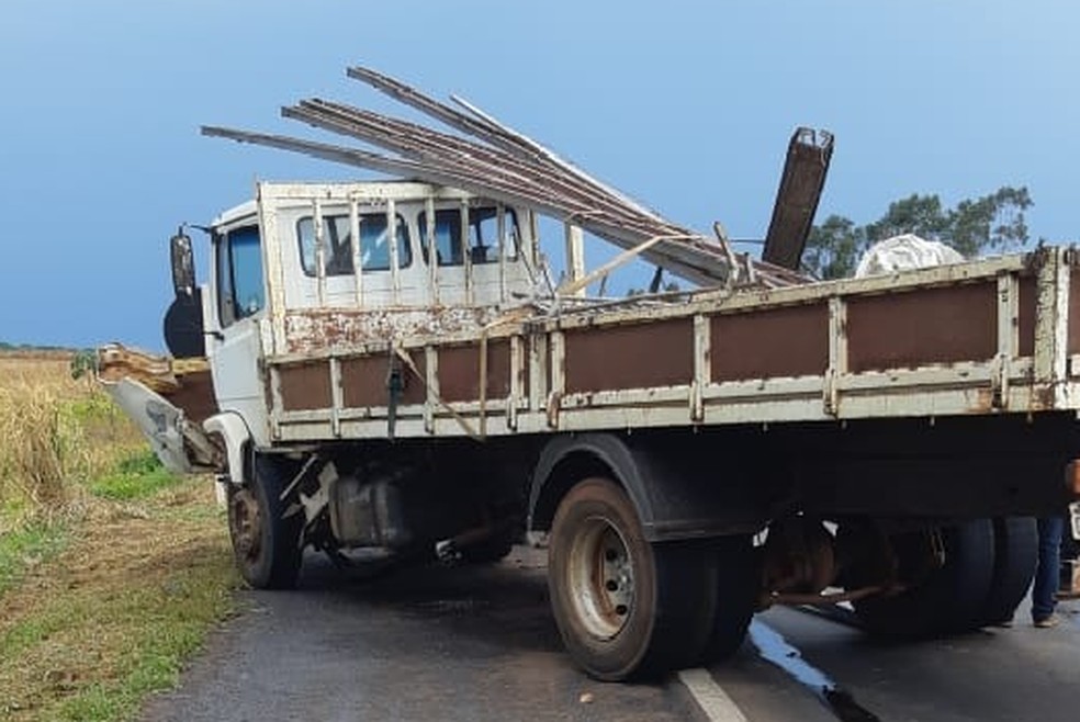 Caminhão que se envolveu em acidente que matou o músico Ivo Souza, em Campo Grande. — Foto: Polícia Rodoviária Federal/Divulgação
