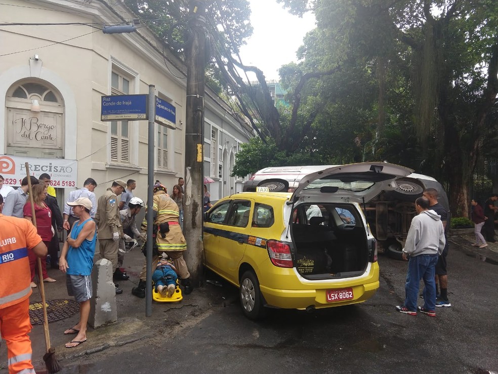 Bombeiros resgatam uma vítima do acidente entre van e táxi ocorrida em Botafogo, Zona Sul do Rio, na manhã desta segunda-feira (26) — Foto: Marcos Serra Lima/G1