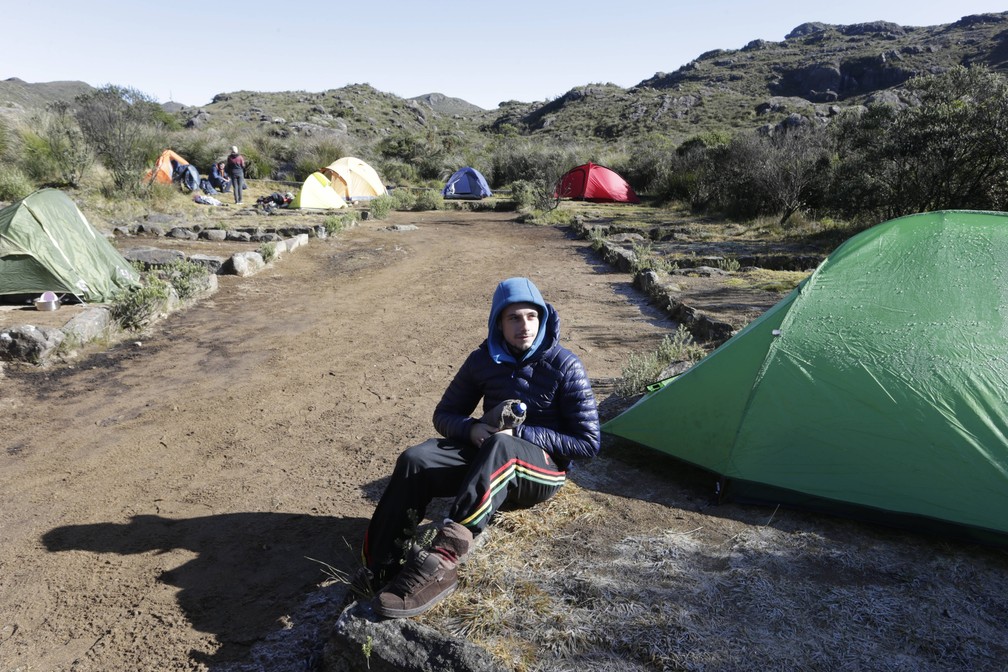 No Pico do Itatiaia, acampamento em meio à natureza é costume que atravessa gerações. — Foto: Domingos Peixoto