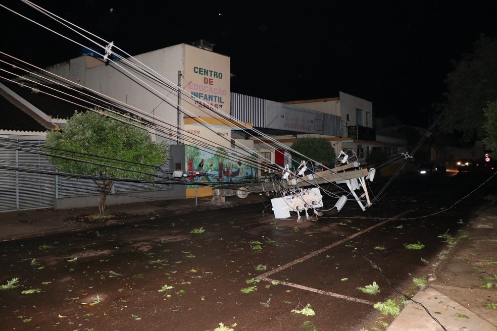 Vento forte derrubou Ã¡rvores e postes de energia em Sarandi â€” Foto: Prefeitura de Sarandi/DivulgaÃ§Ã£o