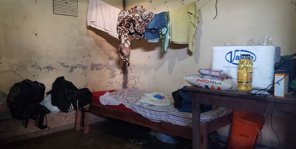 Condições em que trabalhadores foram encontrados em fazenda de Nova Crixás — Foto: Divulgação/MTP