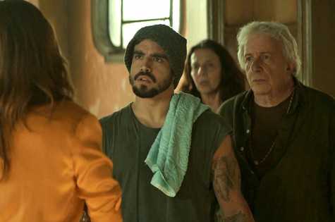 Caio Castro é Rock em 'A dona do pedaço' (Foto: Reprodução)