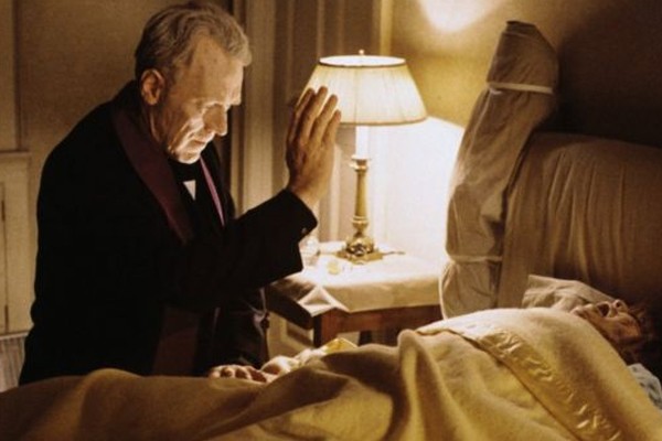 O padre Lankester Merrin (Max von Sydow) em O Exorcista (1973) (Foto: reprodução)