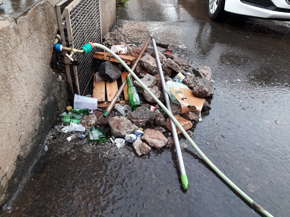 Pedras e garrafas que foram tiradas da frente da conveniência — Foto: Osvaldo Nóbrega/TV Morena