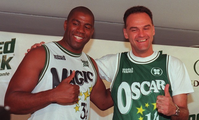 Magic Johnson e o brasileiro Oscar Schmidt em São Paulo, em 1997