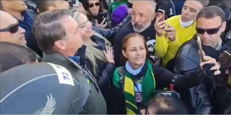 Bolsonaro, sem máscara, se aglomerou com apoiadores na concentração da motociata, em Brasília — Foto: Reprodução/Facebook