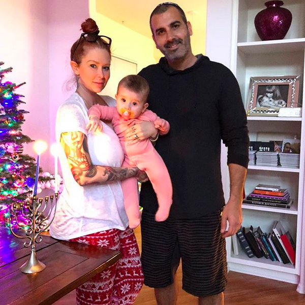 A ex-estrela pornô Jenna Jameson com o noivo e a filha de 11 meses (Foto: Instagram)