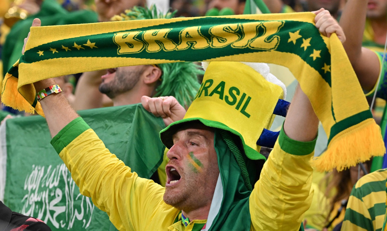 Torcida brasileira enche o estádio Lusail com as cores verde e amarela — Foto: Nelson Almeida/AFP