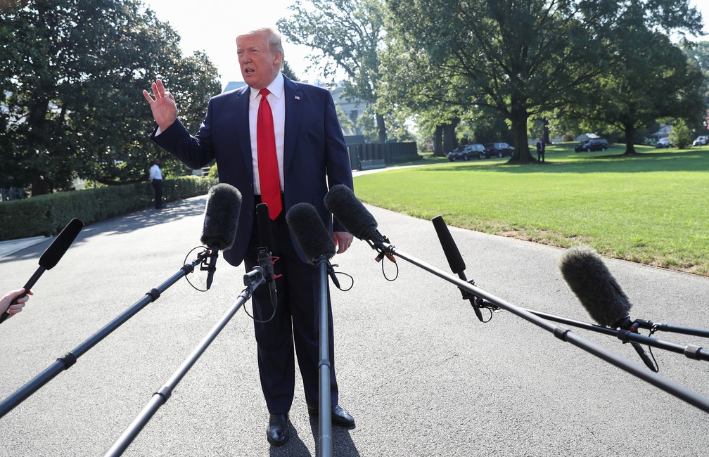 Donald Trump fala a repórteres na Casa Branca nesta terça-feira (30) — Foto: Leah Millis/Reuters