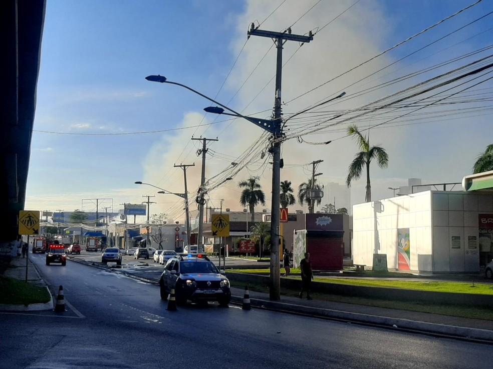 Fumaça do incêndio era perceptível de longe na Avenida Fernando Corrêa em Cuiabá — Foto: Cinthya Rocha/TV Centro América