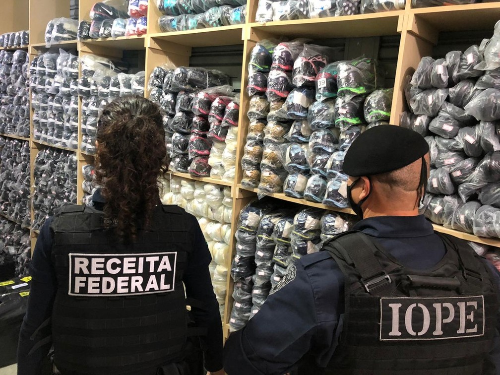 Fiscais e agentes apreendem t&ecirc;nis importados &mdash; Foto: Receita Federal/divulga&ccedil;&atilde;o