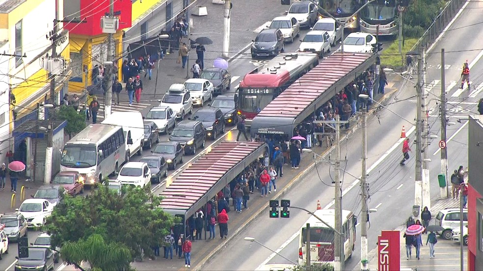 Zona Sul, 7h18: Passageiros esperam ônibus no corredor da M'Boi Mirim — Foto: Reprodução/TV Globo