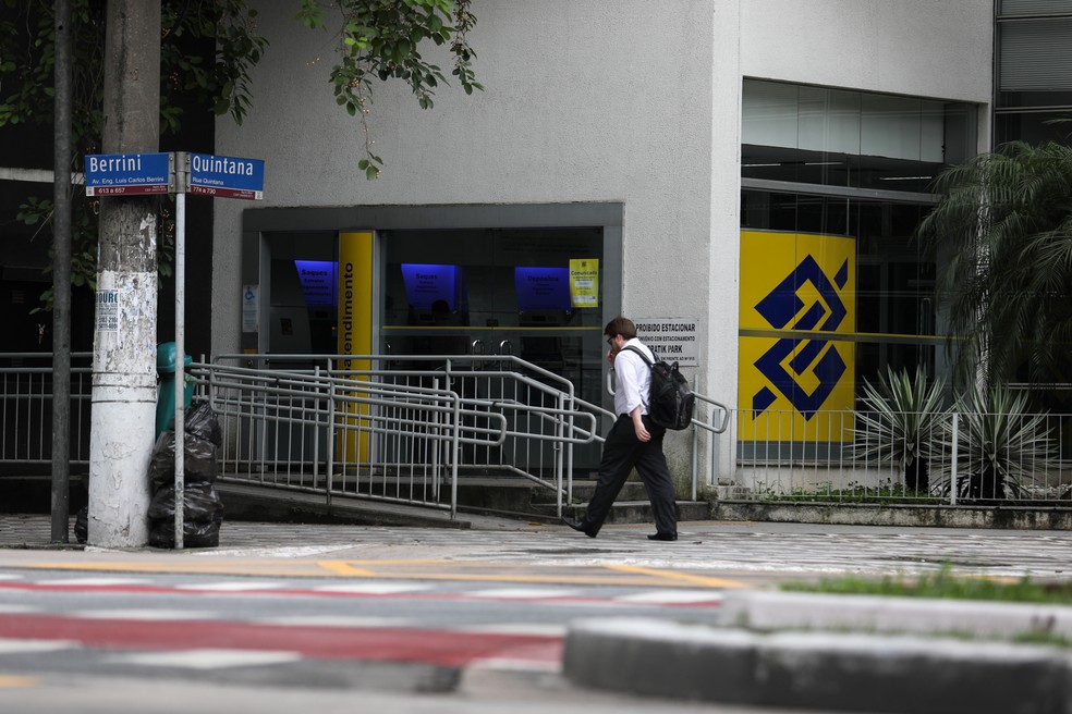 Um homem passa por uma agÃªncia do Banco do Brasil na avenida Berrini, na zona sul de SÃ£o Paulo (Foto: Marcelo Brandt/G1)