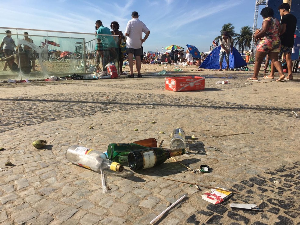 Muitas garrafas e objetos cortantes foram deixados pelo público que assistiu a queima de fogos em Copacabana nessa virada de ano — Foto: Rogério Coutinho / TV Globo