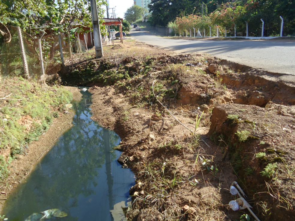 Esgoto corre a c&eacute;u aberto na capital de Rond&ocirc;nia &mdash; Foto: Ta&iacute;sa Arruda/G1 RO