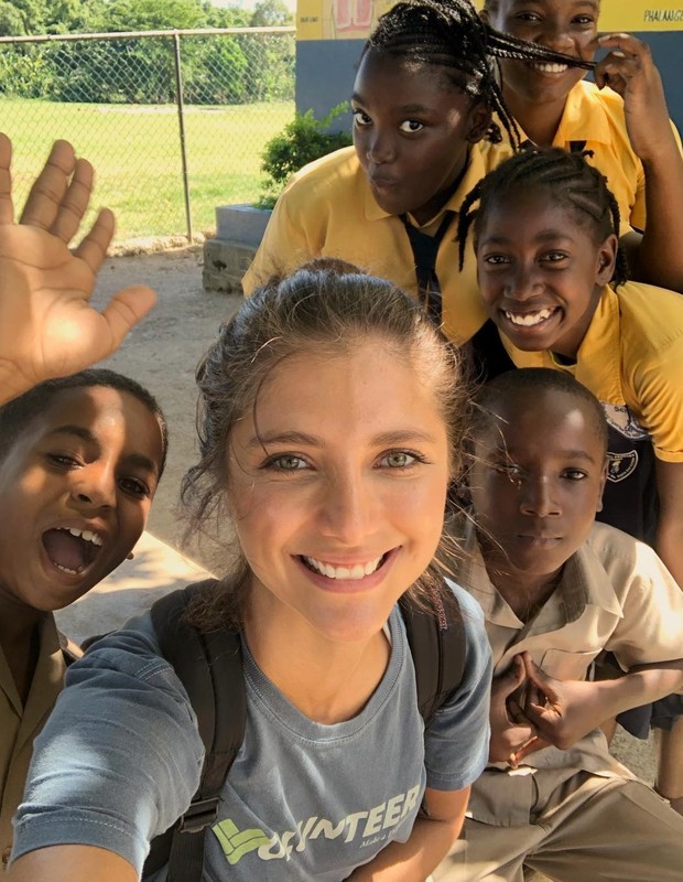 Em 2019, Tammy Di Calafiori esteve na Bascobel Primary School, na Jamaica, onde desenvolveu atividades com alunos de 4 a 13 anos (Foto: Reprodução/Instagram)