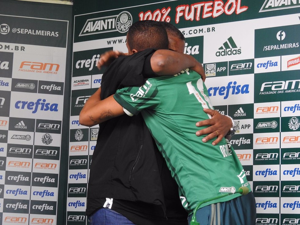 Deyverson abraça o pai durante apresentação no Palmeiras (Foto: Tossiro Neto)