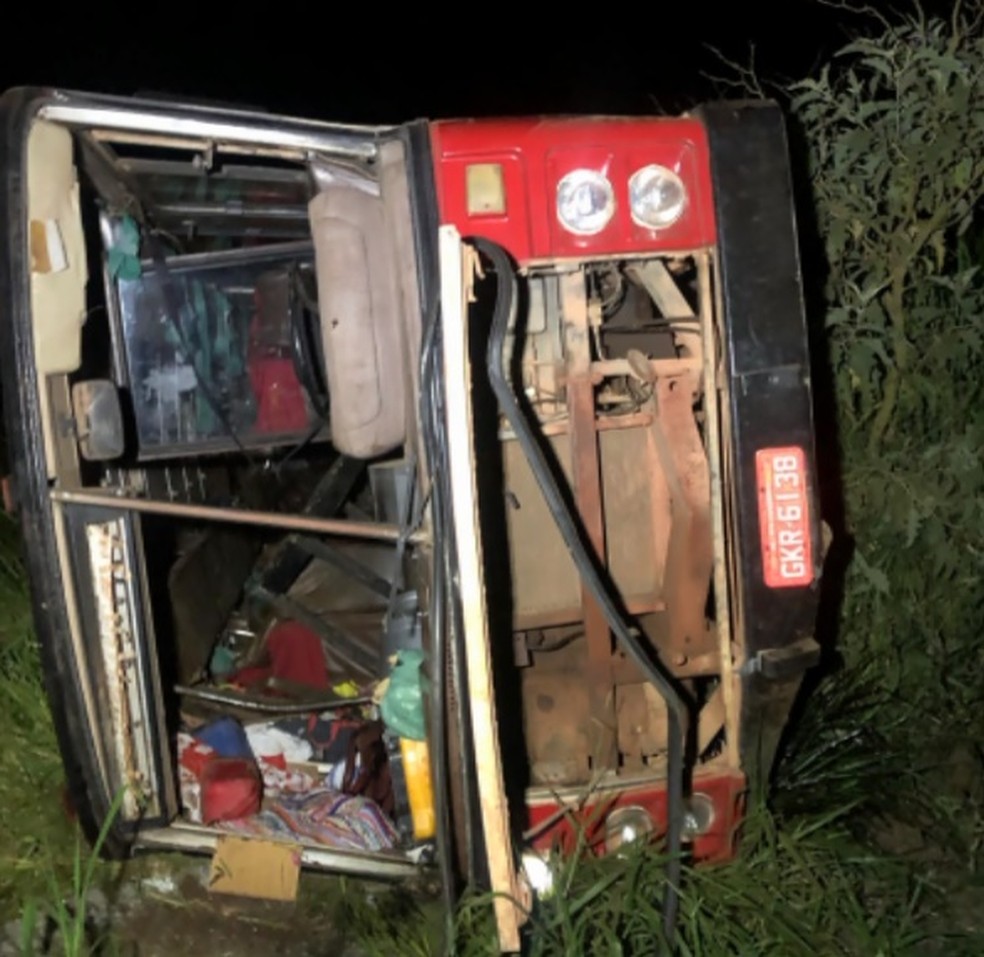 Ônibus com 40 pessoas caiu em barranco em Boa Esperança (MG) — Foto: Reprodução/EPTV