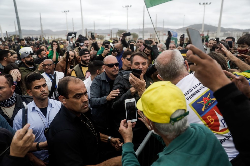 Bolsonaro na Beira-mar Continental, em Florianópolis, antes de discurso — Foto: Tiago Ghizoni/NSC