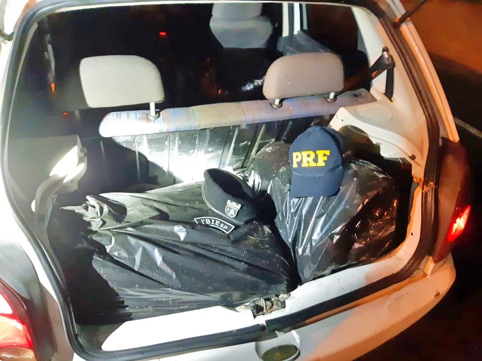 Droga foi encontrada dentro de um carro em SÃ£o Caetano â Foto: PRF/DivulgaÃ§Ã£o
