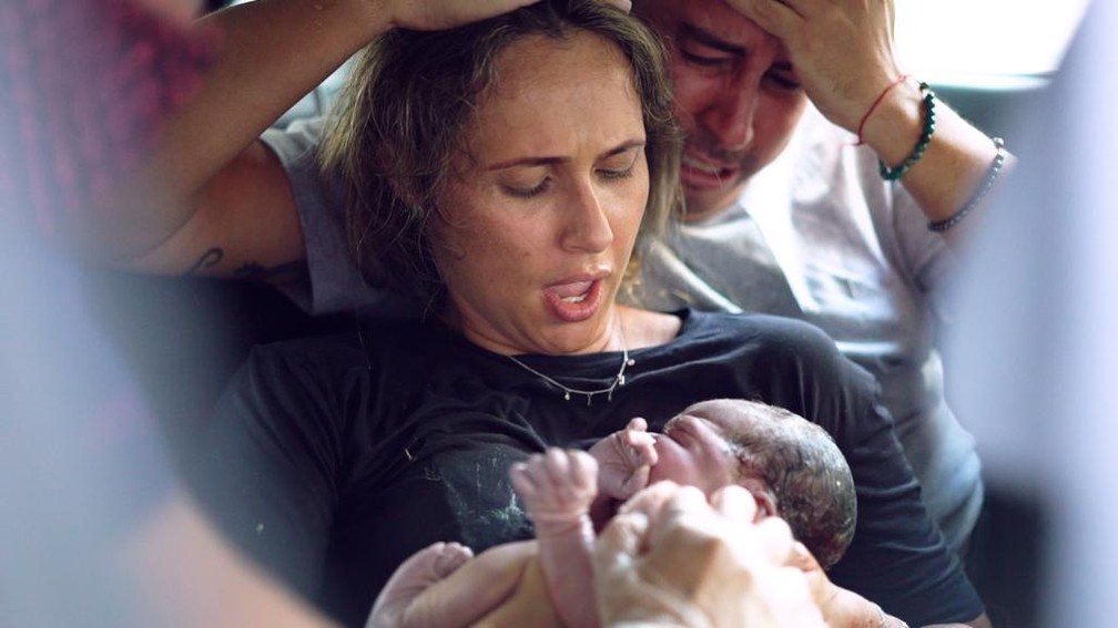 Mulher dá a luz a bebê dentro do carro, na porta da maternidade, no bairro Cruzeiro, em BH — Foto: Andressa Cassetti