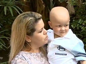 Mulher vai doar parte de fígado a menino com câncer (Foto: Reprodução/RBS TV)
