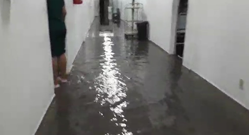 Chuva invadiu corredores do Hospital Santa Catarina, na Zona Norte de Natal — Foto: Divulgação