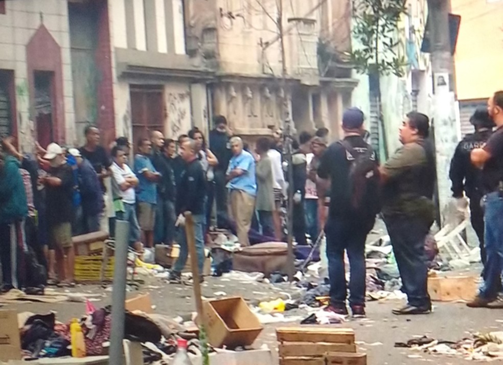 Operação na Cracolândia revista usuários e invade locais de venda de drogas (Foto: reprodução/GloboNews)