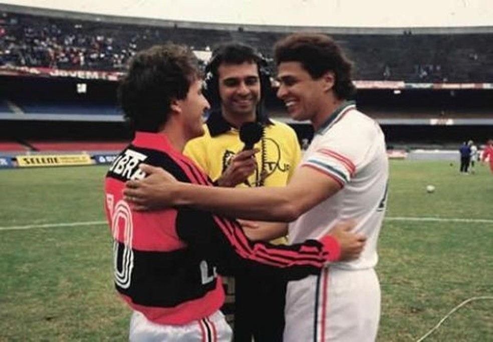 Zico e Roberto Dinamite em um jogo no Maracanã  — Foto: Reprodução 