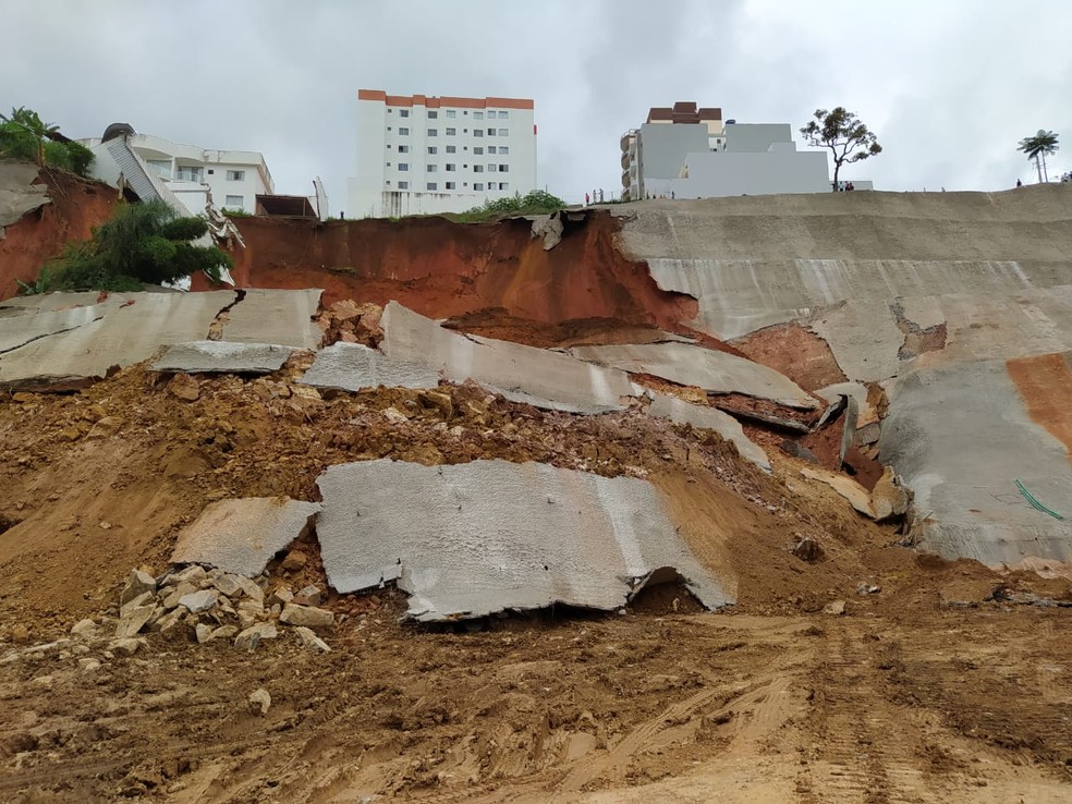 Deslizamento de barranco atinge casa e ameaça prédios em Caratinga, MG