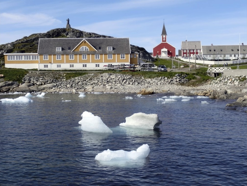 Na foto, de 13 de junho, pequenos pedaços de gelo boiam na água em Nuuk, na Groenlândia. — Foto: Sandy Virgo/AP