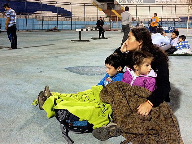 Pessoas buscam refúgio em estádio após um terremoto de magnitude 8 e um alerta de tsunami  no Chile. (Foto: Aldo Solimano/AFP)