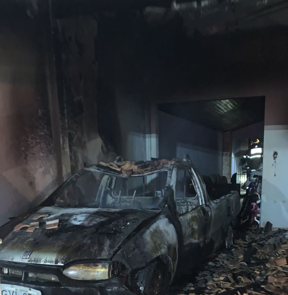 Incêndio atingiu casa em Uberaba — Foto: Corpo de Bombeiros/Divulgação