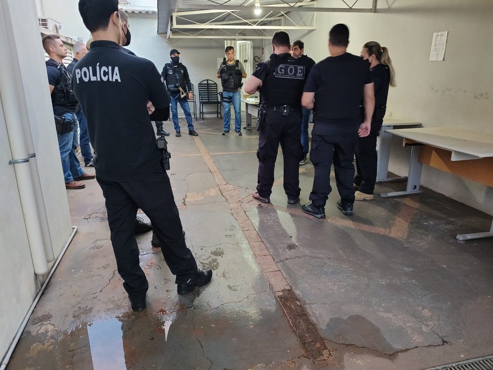 Equipes policiais durante o cumprimento de mandados da operação — Foto: Divulgação/ Polícia Civil