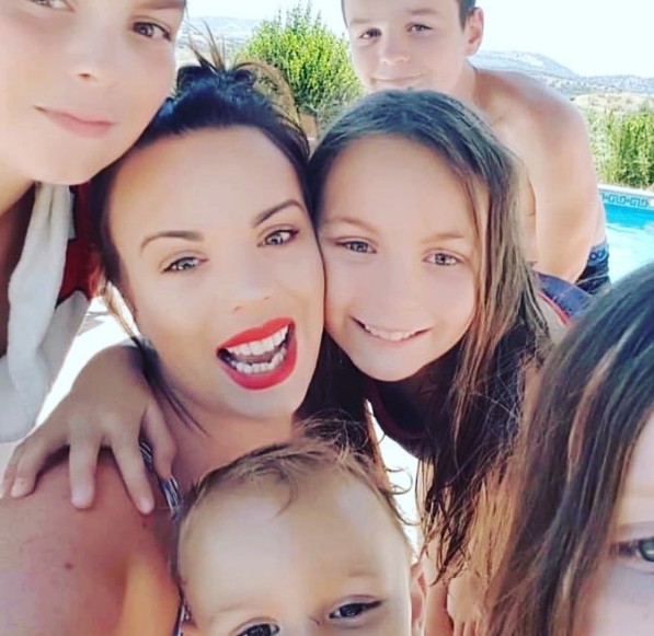 Leona vive viajando ao lado do marido e dos 5 filhos (Foto: Reprodução/Instagram/Leona Burton)