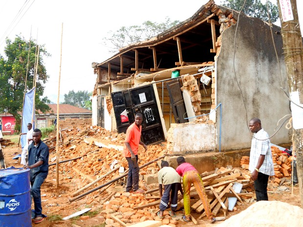  Pessoas removem escombros de um edifício danificado por terremoto que atingiu a Tanzânia, em Bukoba  (Foto: STR / AFP)
