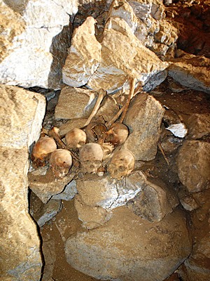 Una foto del 19 de agosto de 2011 revela más esqueletos en La Sepultura (Foto: Inah/AFP)