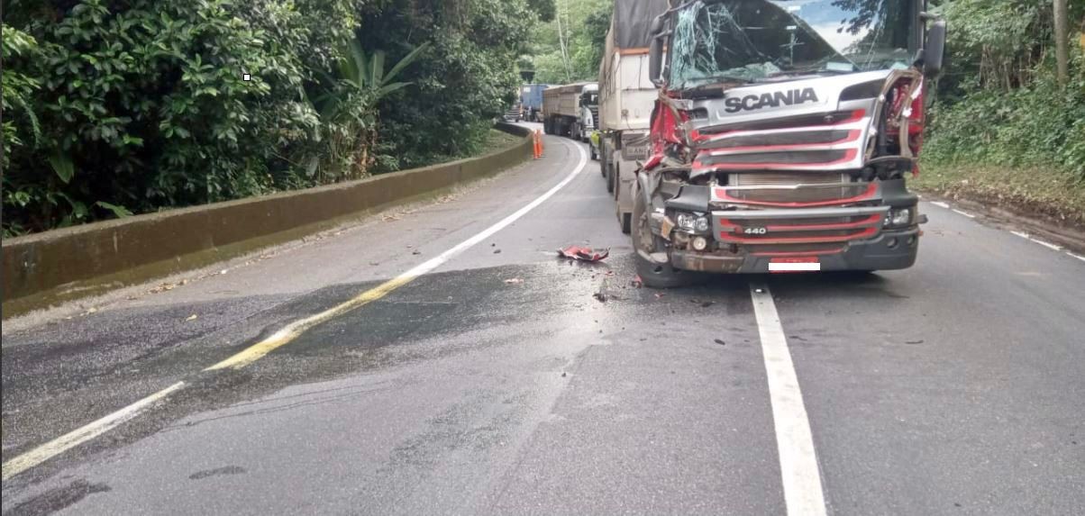 Acidente entre carretas deixa trânsito congestionado na Via Anchieta em direção ao litoral de SP