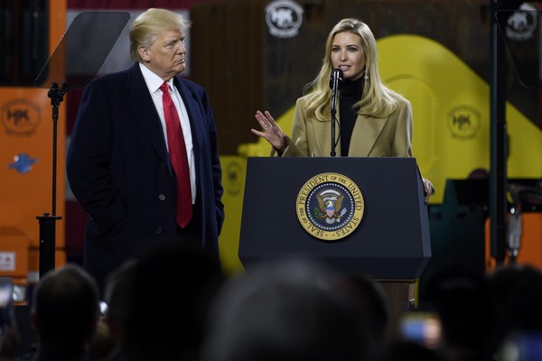 O presidente dos Estados Unidos, Donald Trump, durante um evento na companhia de sua filha Ivanka Trump (Foto: Getty Images)