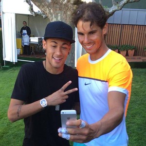 Rafael Nadal tira selfie ao lado de Neymar (Foto: Reprodução / Facebook)