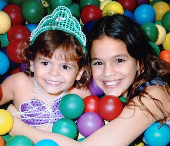 Luana Marquezine pequenininha junto com a irmã Bruna (Foto: Arquivo Pessoal)
