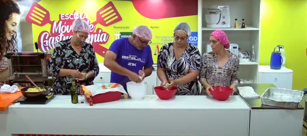 Aula de Salgados da Escola Móvel de Gastronomia — Foto: Youtube do projeto/Reprodução