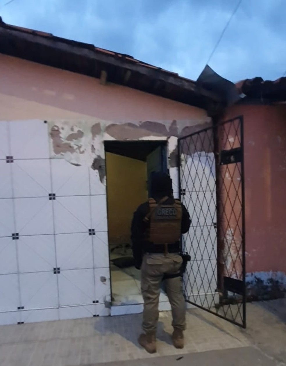 Suspeito por homicídio é preso com pistola da Polícia Militar com mira laser, na Zona Norte de Teresina — Foto: Polícia Civil/ Greco