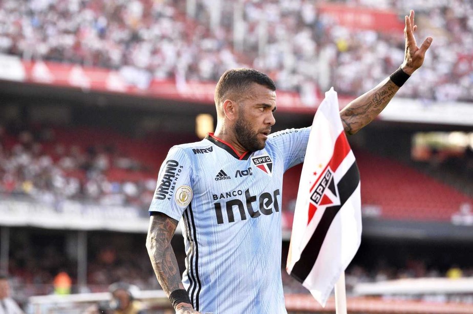 ArmaÃ§Ã£o e elemento surpresa: a estreia de Daniel Alves como meia no SÃ£o Paulo