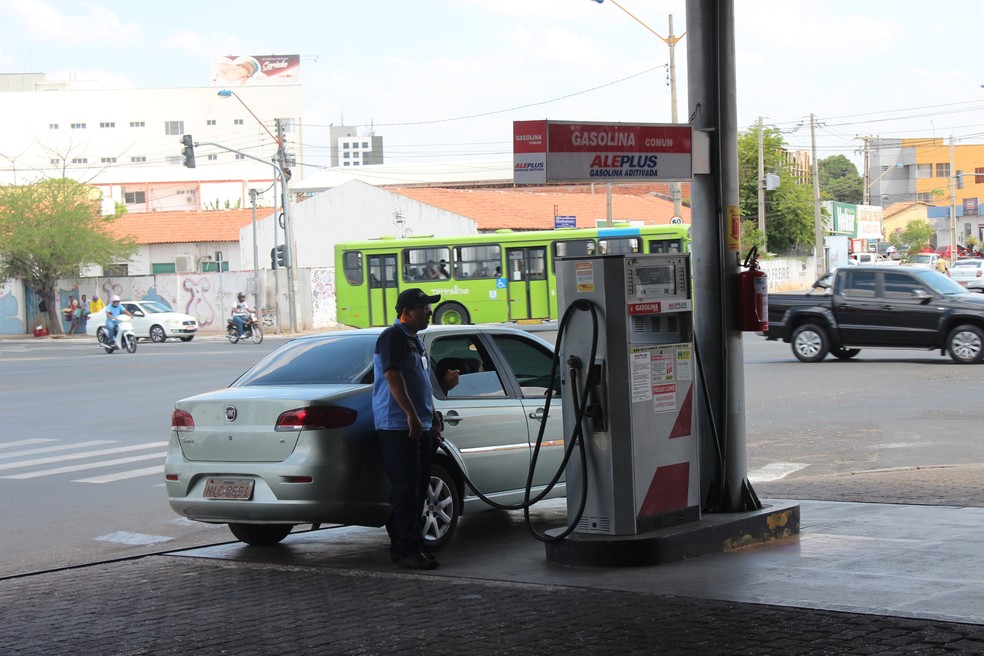 Abastecimento de postos de combustíveis está sendo racionado por falta de um dos elementos que compõem a gasolina própria para comercialização: o álcool anidro (Foto: Beto Marques/G1)